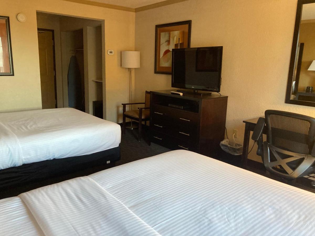 La Quinta By Wyndham Davis Hotel Bagian luar foto