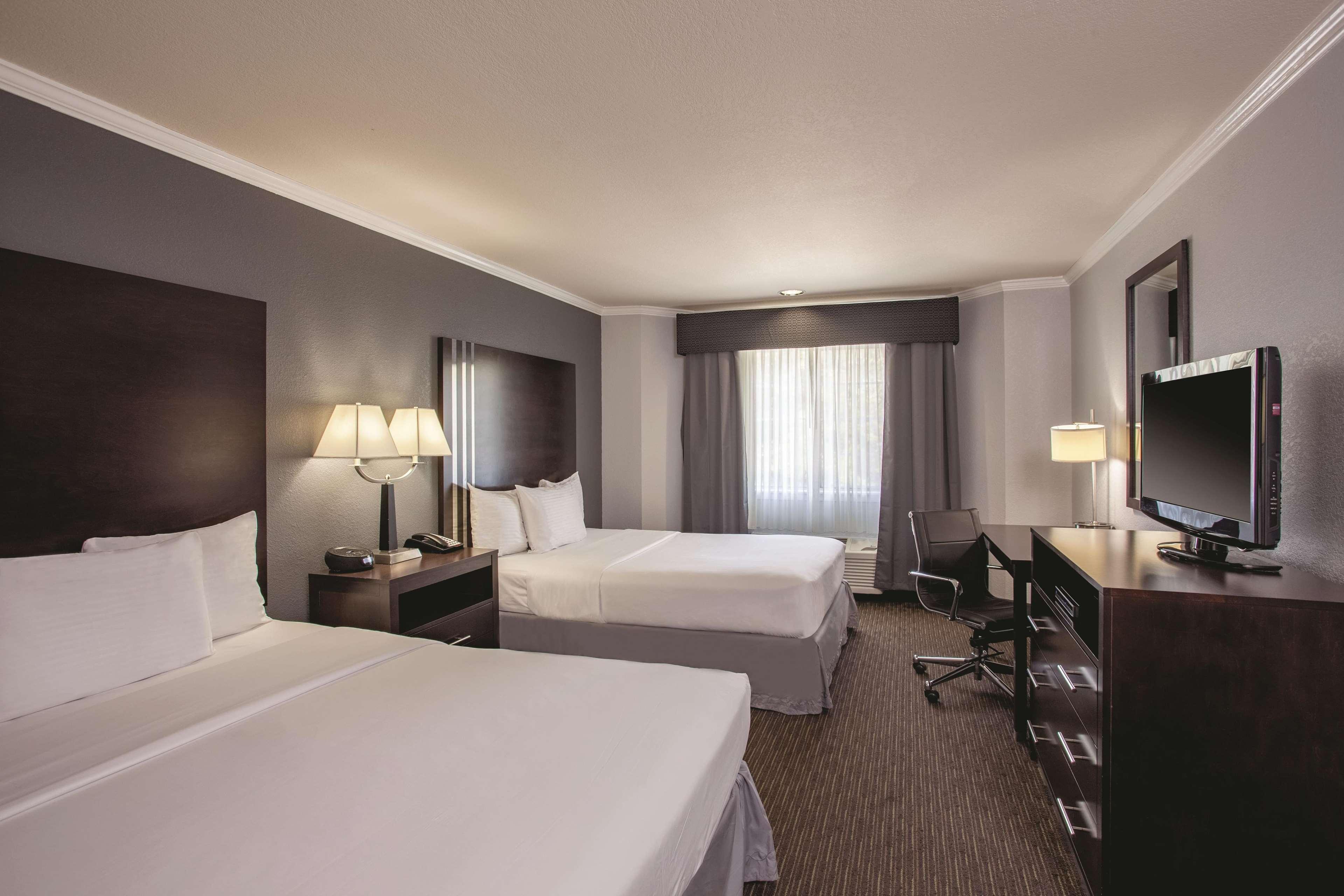 La Quinta By Wyndham Davis Hotel Bagian luar foto