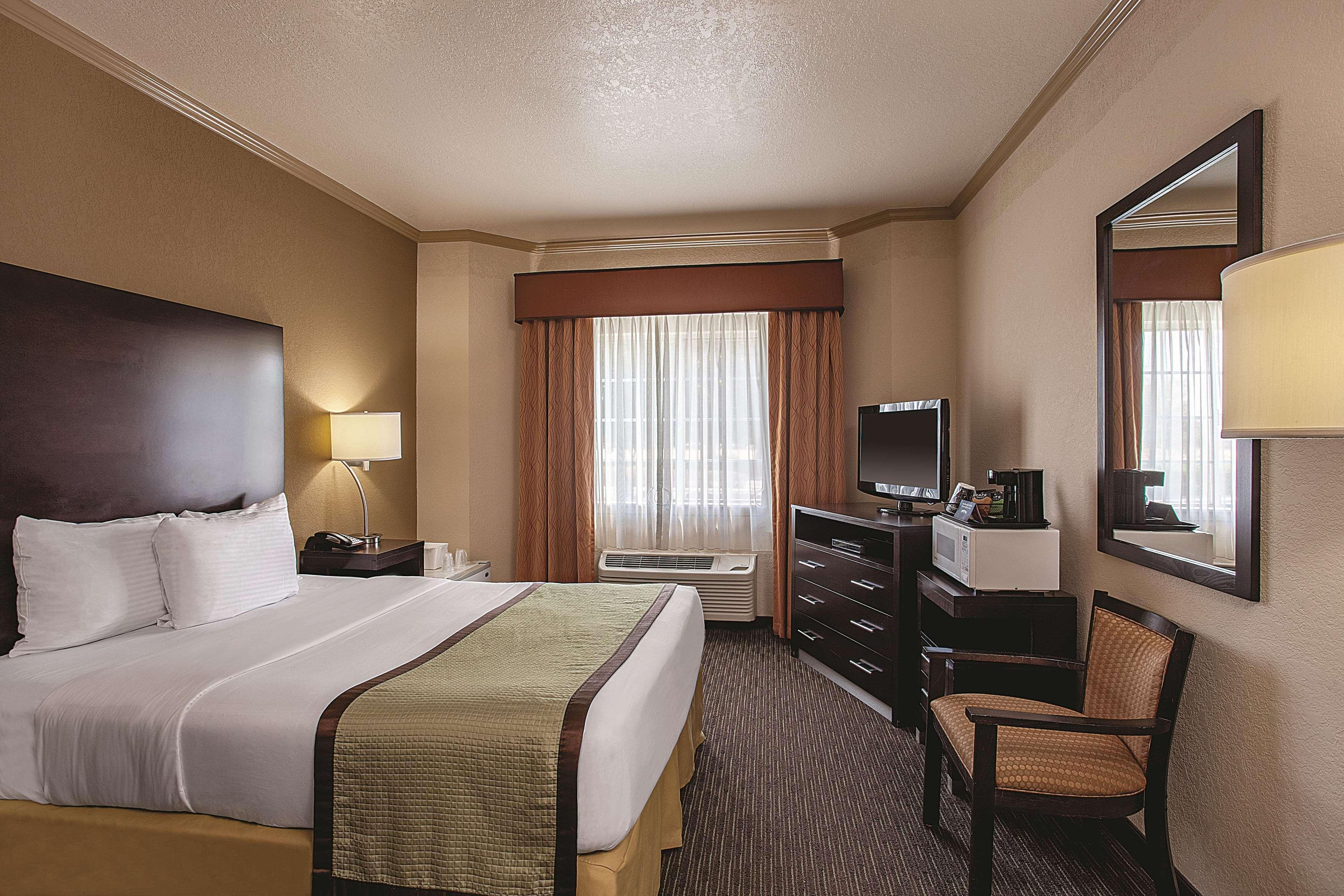 La Quinta By Wyndham Davis Hotel Bagian luar foto