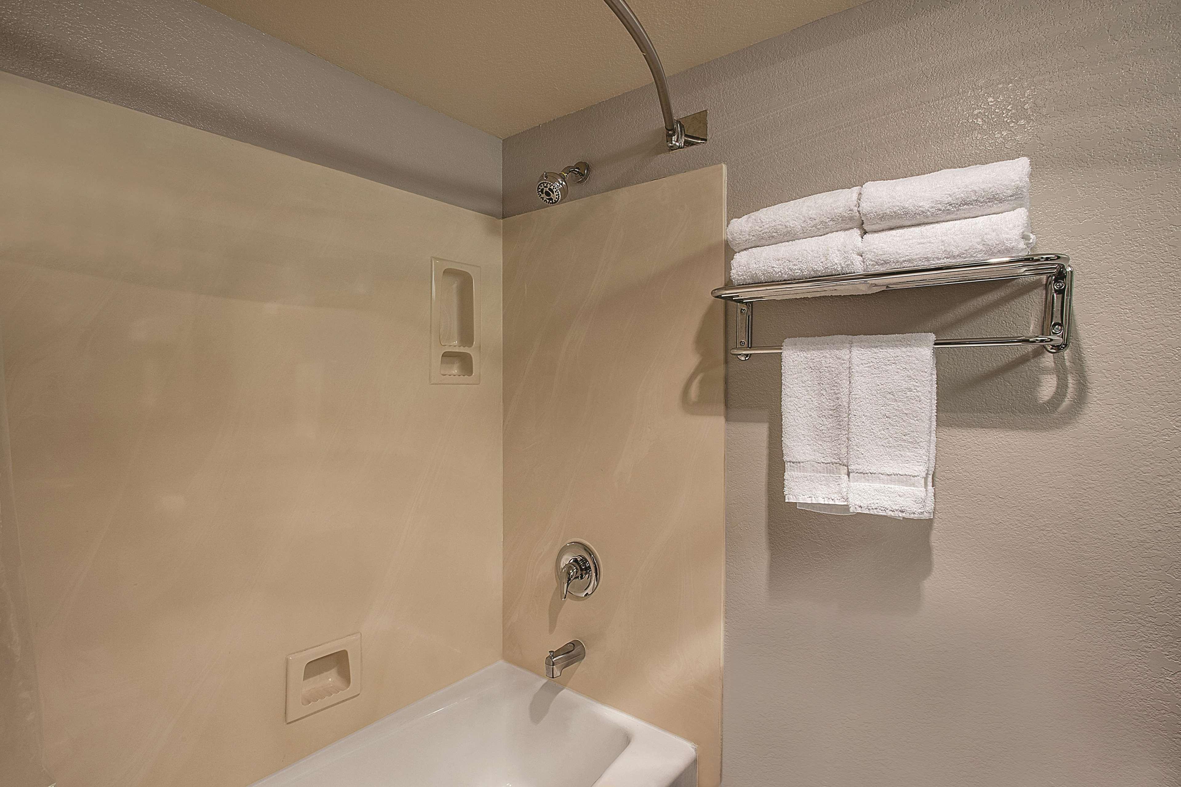 La Quinta By Wyndham Davis Hotel Bagian luar foto
