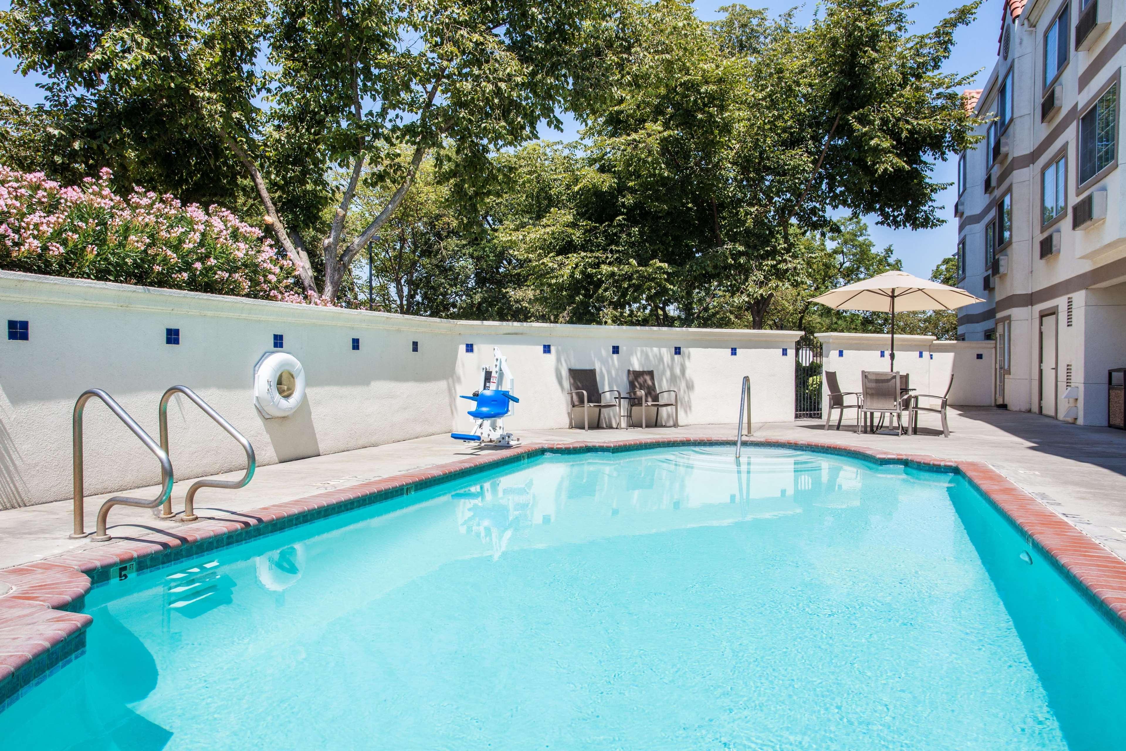 La Quinta By Wyndham Davis Hotel Bagian luar foto