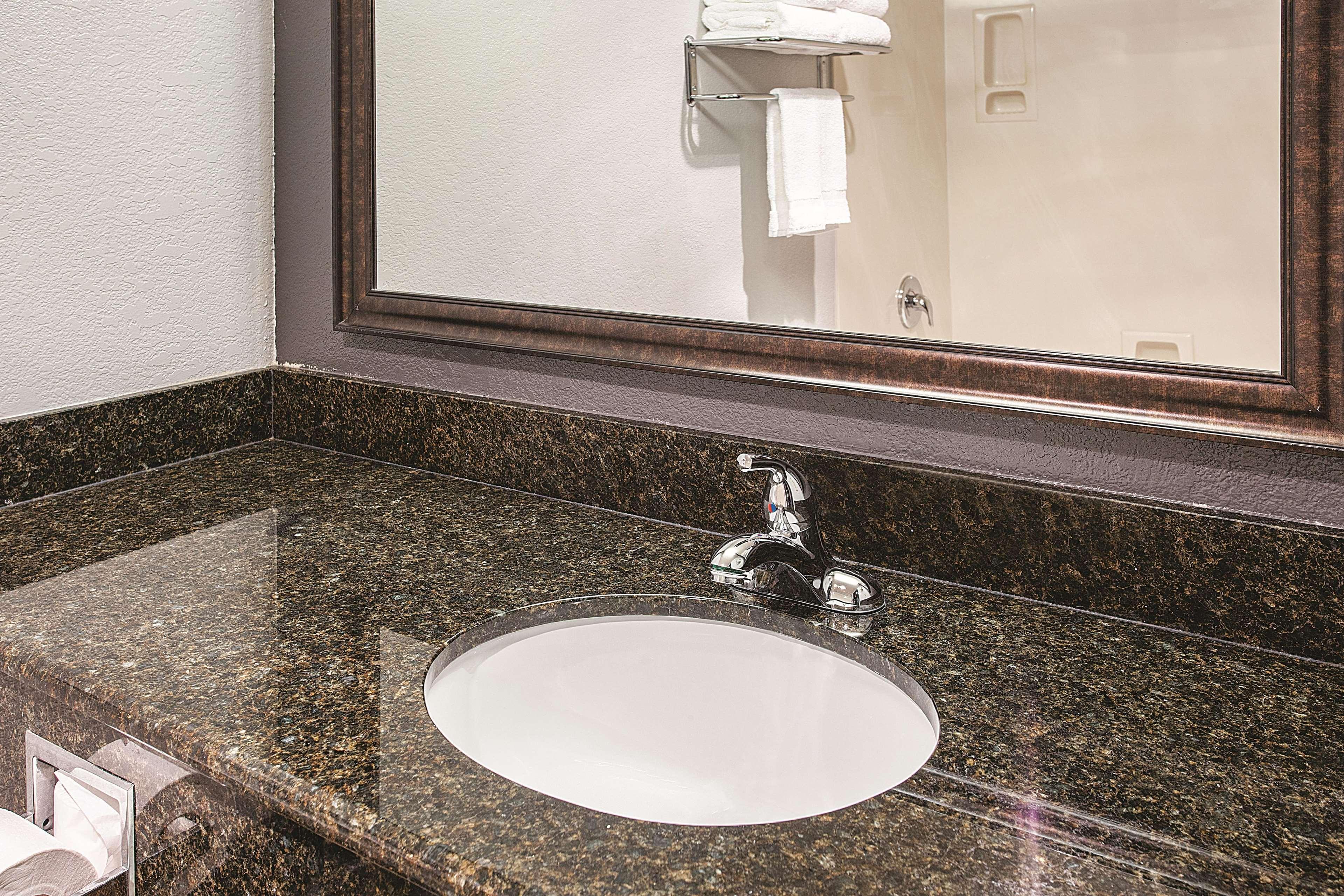 La Quinta By Wyndham Davis Hotel Bagian luar foto