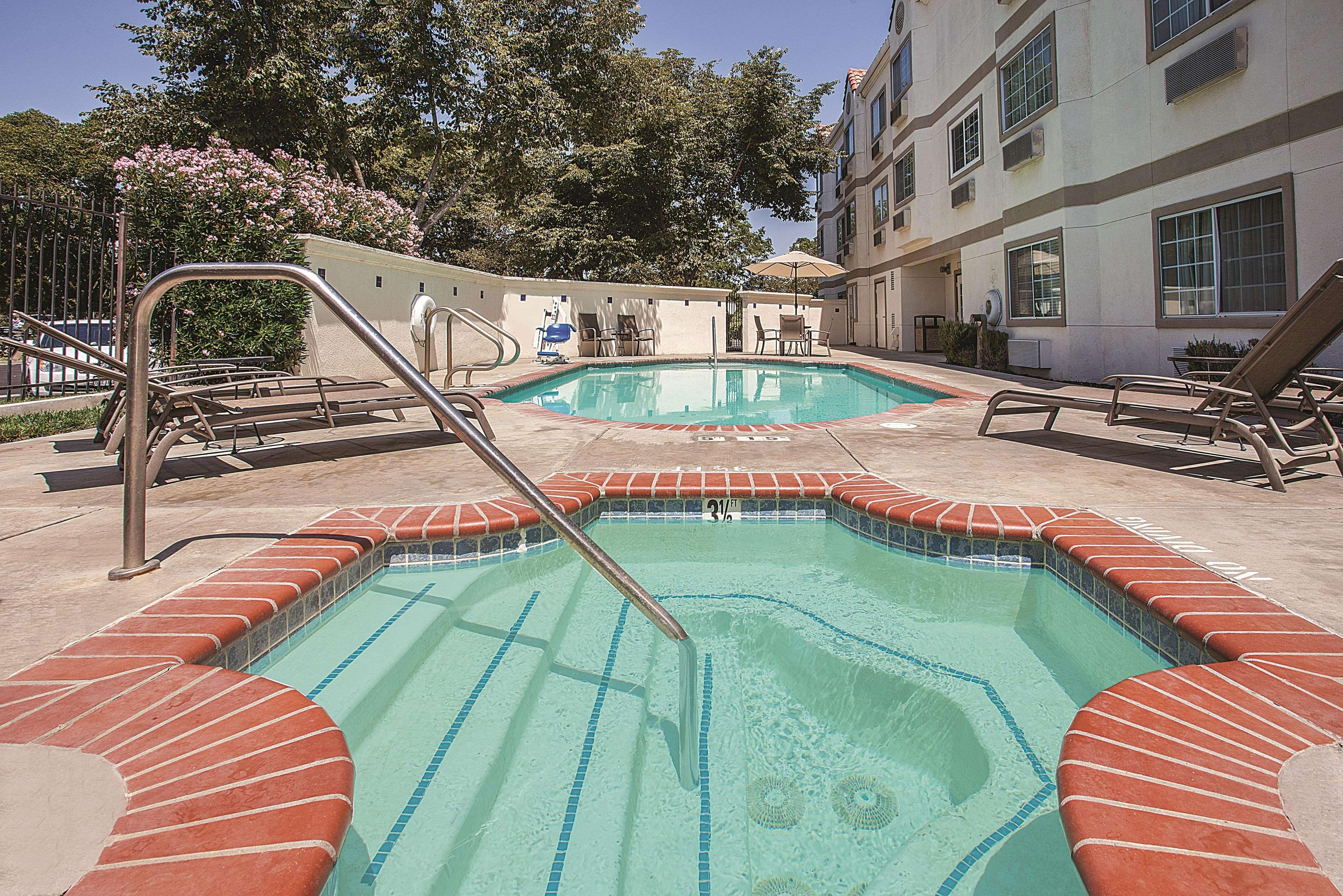 La Quinta By Wyndham Davis Hotel Bagian luar foto
