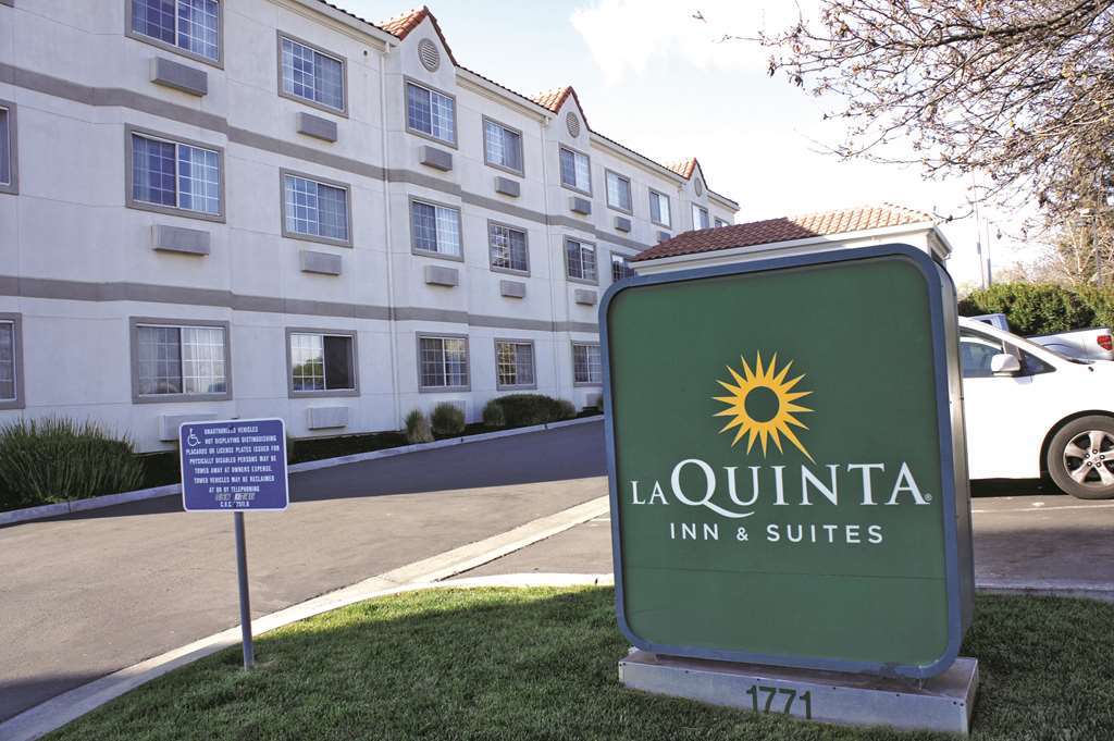 La Quinta By Wyndham Davis Hotel Bagian luar foto